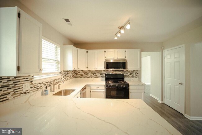 Building Photo - 5702 Cambridge Dr
