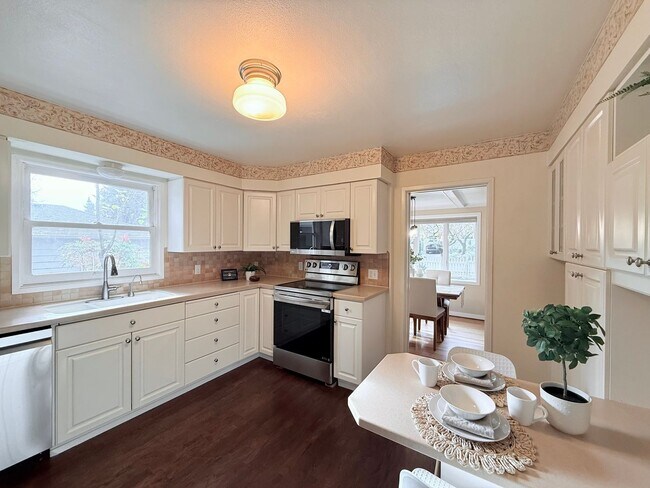 Building Photo - Beautiful 3B/2B First Addition Area in Lake Oswego