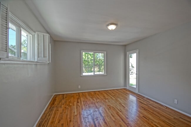 Building Photo - Incredibly Charming & Bright 3BR2BA Home w...