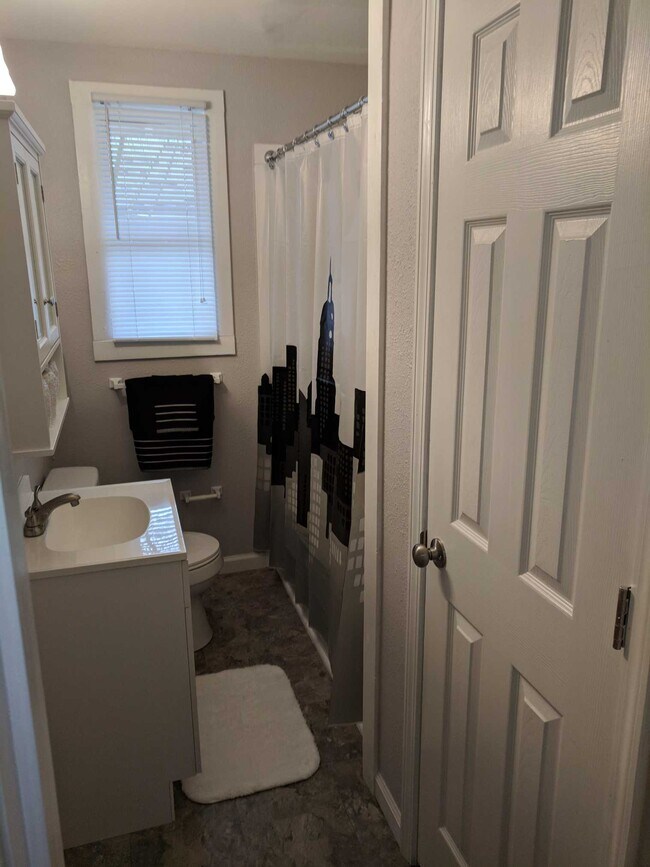 Bath/Linen - 911 Phillips St