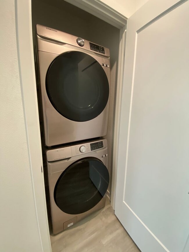 Building Photo - Like New! 1 Bed, 1.5 Bath Townhouse in Covina