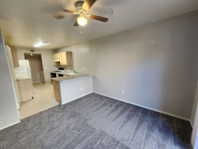 Building Photo - Beautiful townhouse in Silverado Ranch