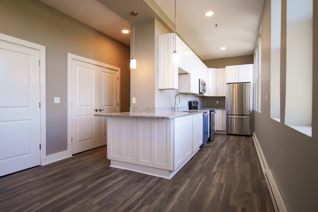 Kitchen/Dining Area - 34 US Oval