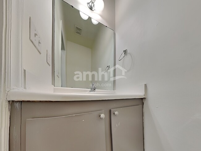 Building Photo - 704 Marjam Ln