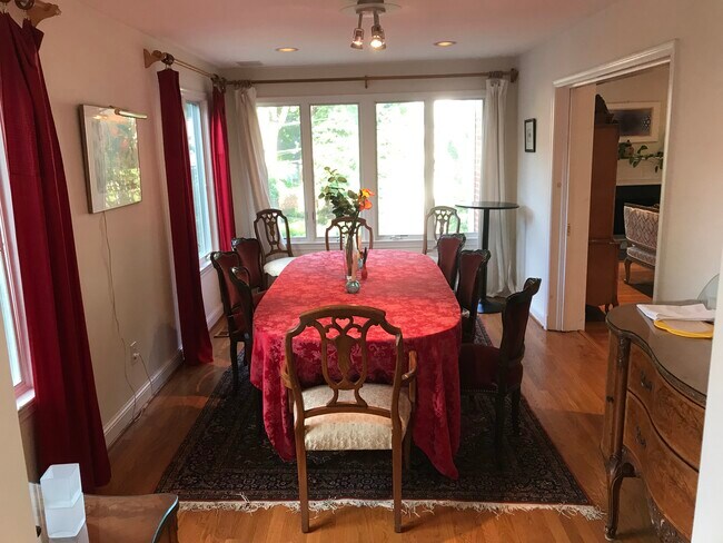 Building Photo - 2354 King Pl NW