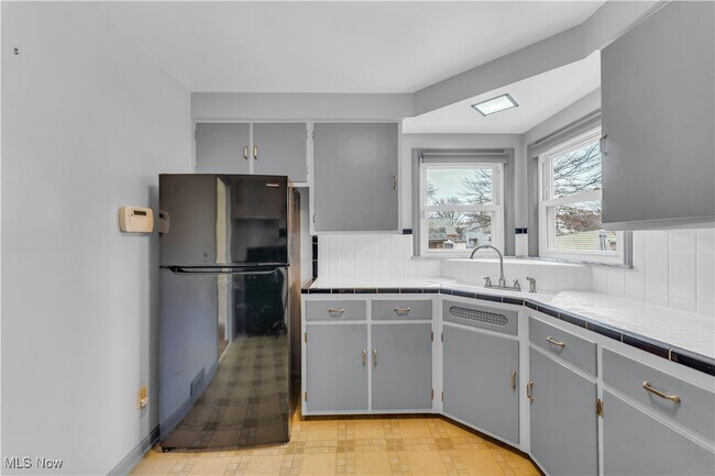 Building Photo - 25731 Farringdon Ave