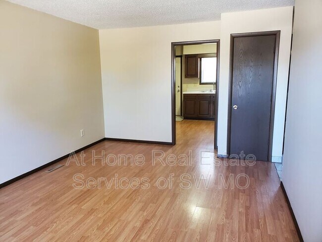 Building Photo - 627 W Meadowview