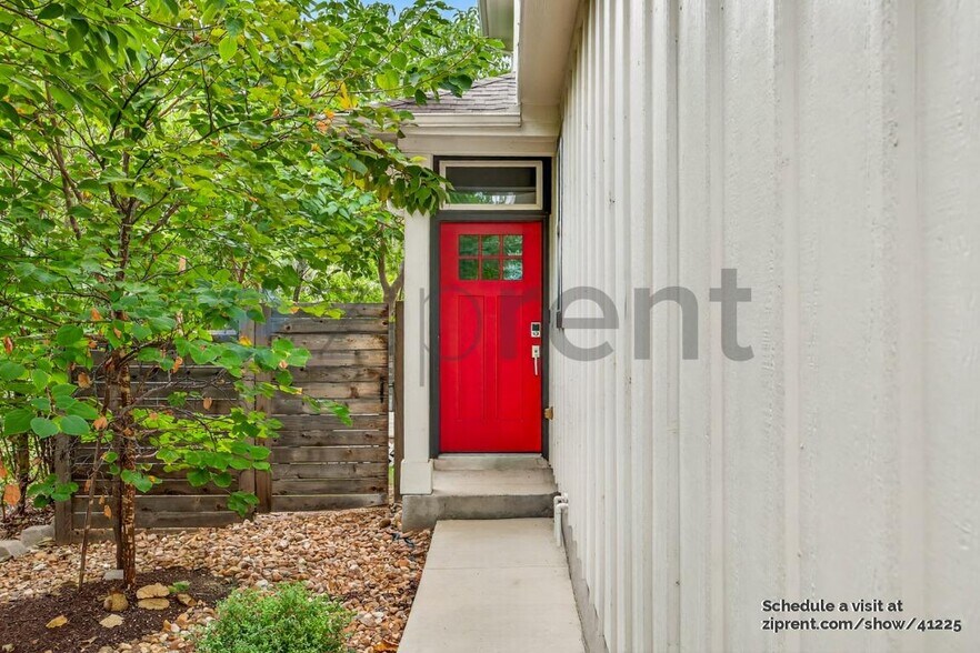 Building Photo - 1511 E Sandalwood Ln