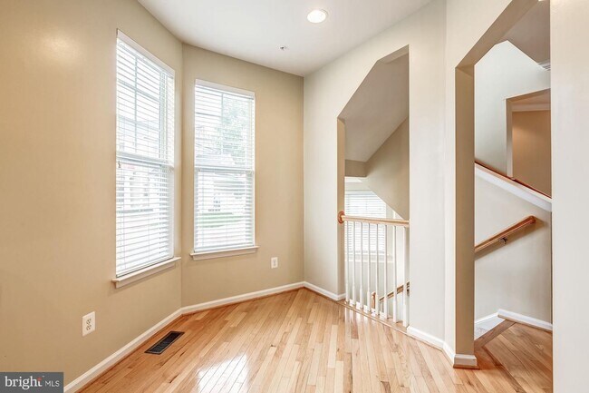 Building Photo - 8844 Song Sparrow Dr