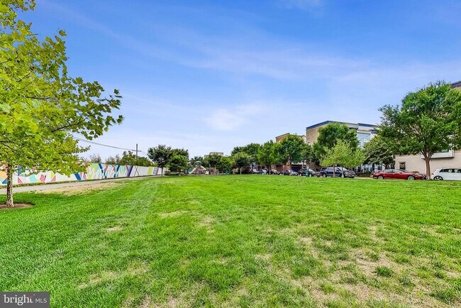 Building Photo - 4550 Longfellow St