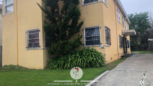 Building Photo - Remodeled 1 bedroom with hardwood flooring and spacious modern kitchen with new appliances!