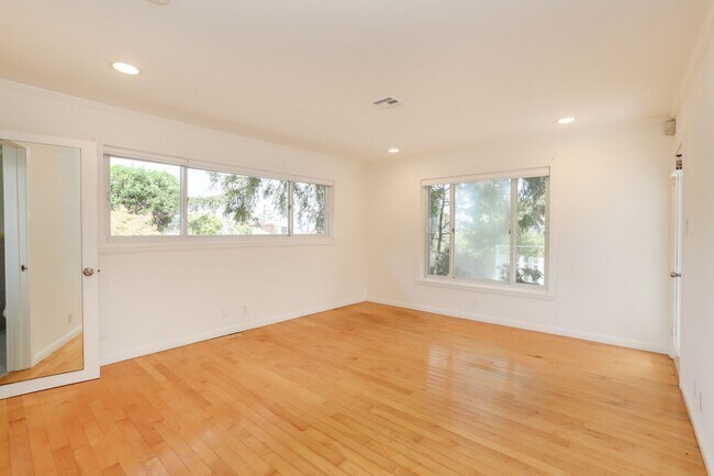 Building Photo - 3 Bed / 3 Bath + Bonus room pet friendly M...