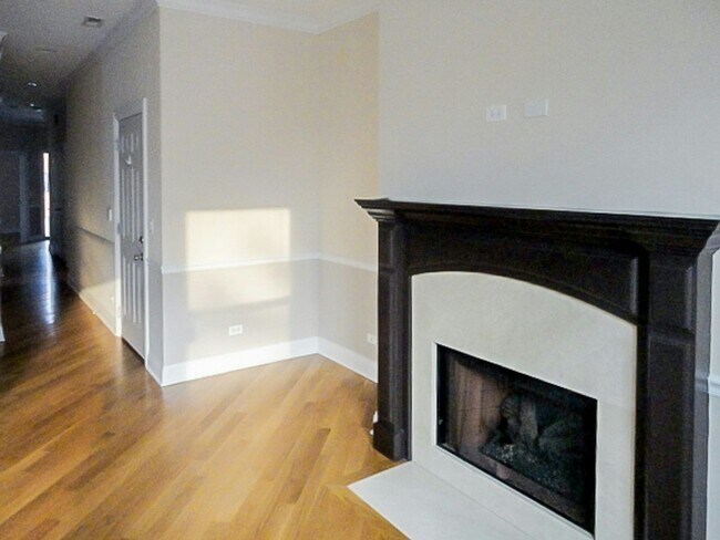 Building Photo - 3231 N Kenmore Ave