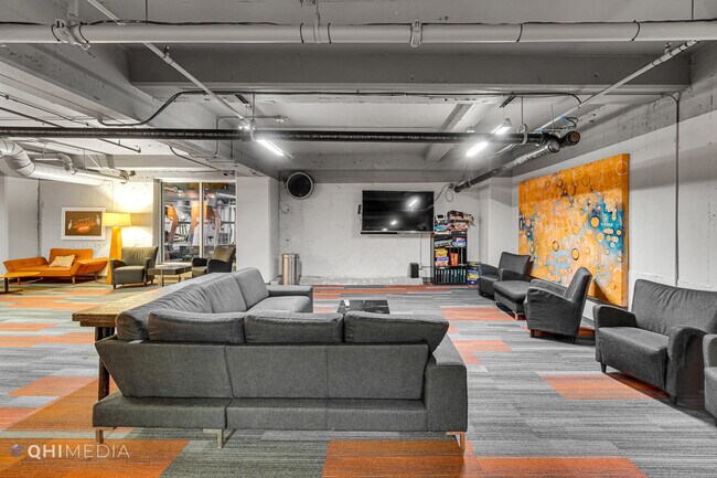 Building Photo - 565 W Quincy St