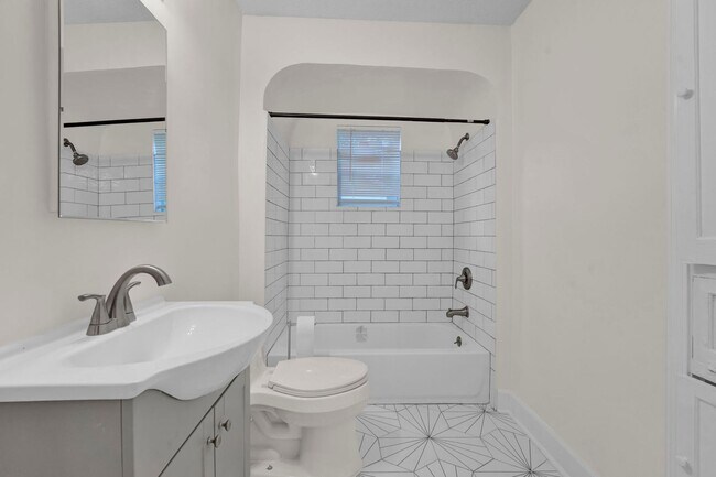 Building Photo - Recently Renovated Brick Home Located Minutes away from Memphis International Airport!