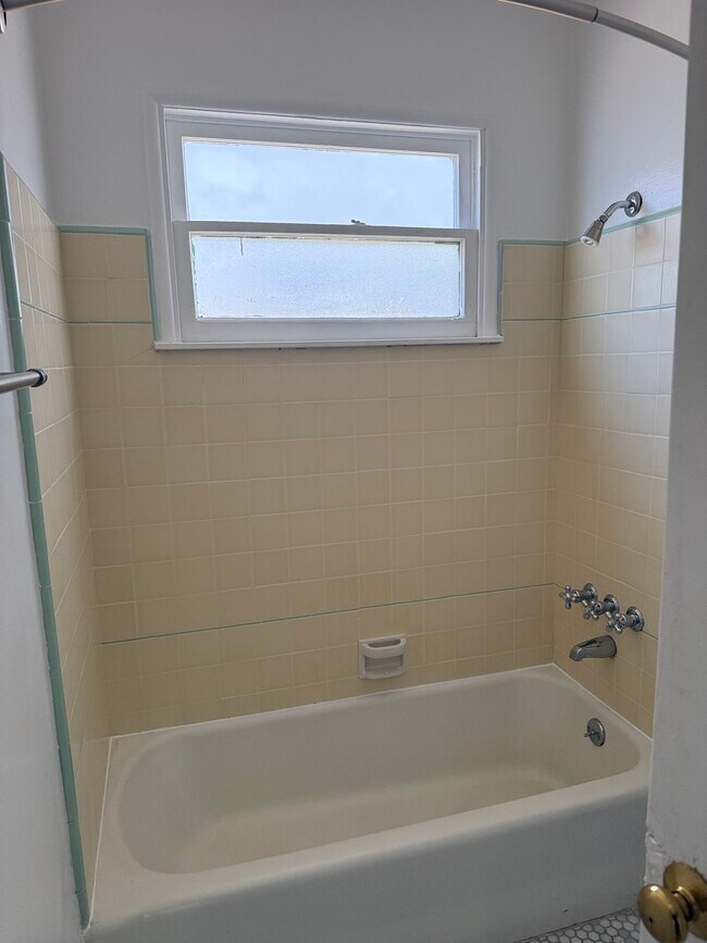 Building Photo - 924 Electric Ave