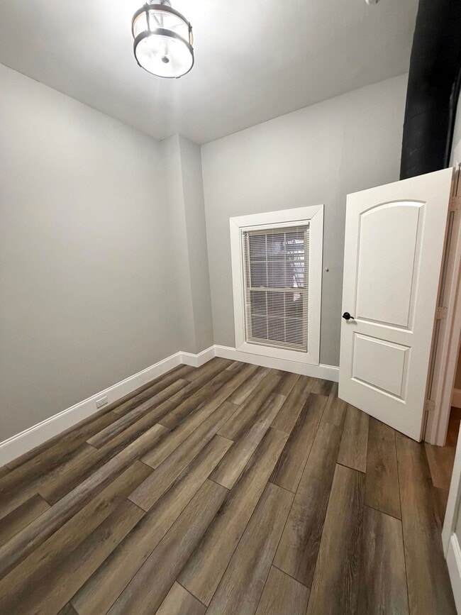 Building Photo - 252 N Mulberry St