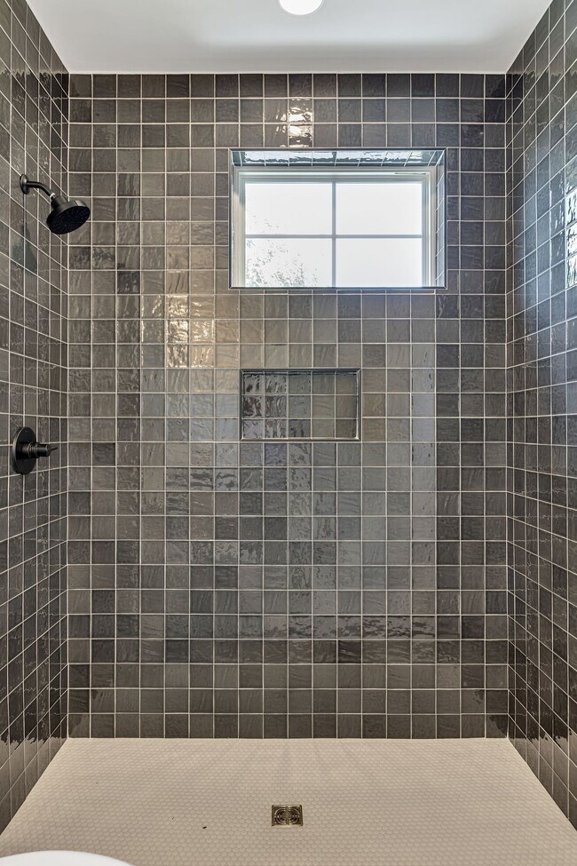 Building Photo - 660 Vernon Ave