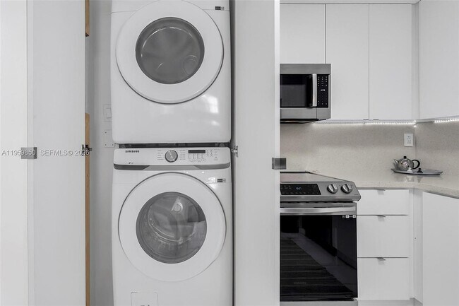 Building Photo - 1865 Brickell Ave