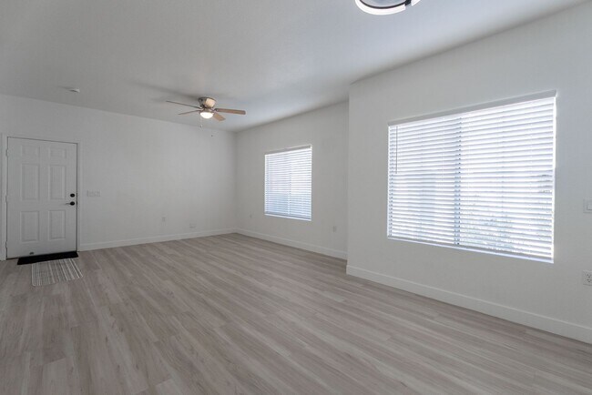 Building Photo - 10245 S Maryland Pkwy