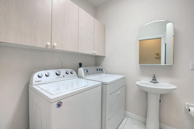 Building Photo - 8028 Plantation Lakes Dr