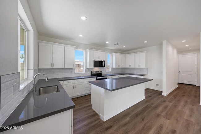 Building Photo - 921 E Desert Ln
