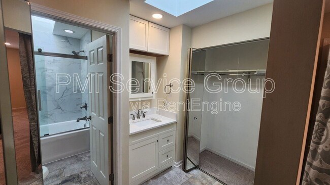 Building Photo - 985 West Ct