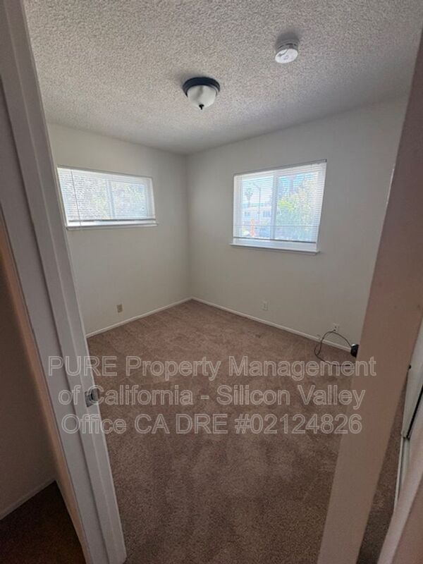 Building Photo - 998 College Dr
