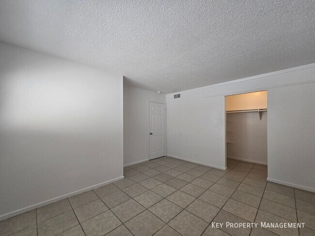 Building Photo - 1904 Rexford Dr