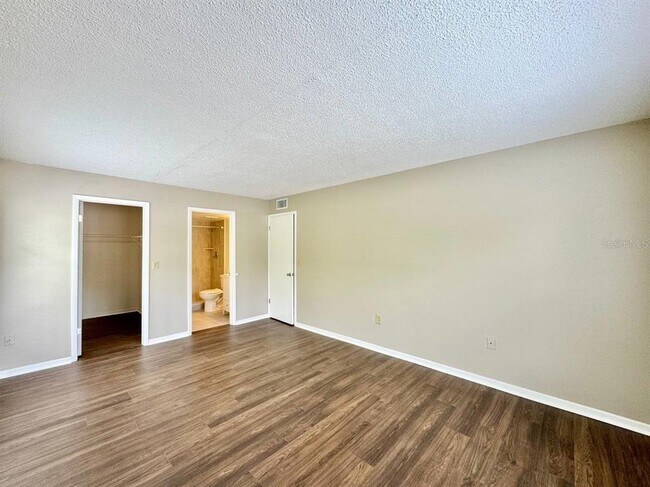 Building Photo - 3323 Crystal Ct E