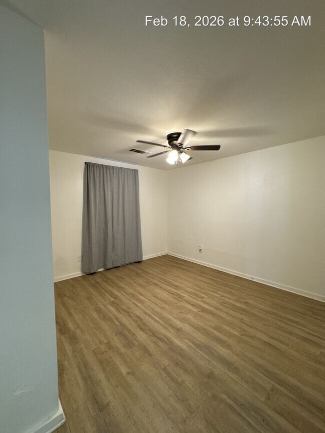 Building Photo - Woodlake Home! Available Now!