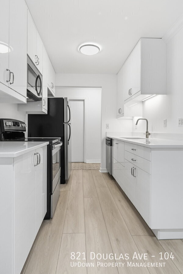 Building Photo - 821 Douglas Ave