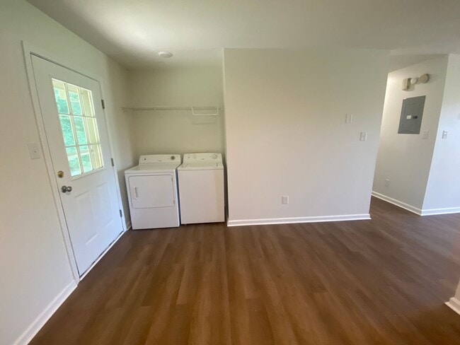 Building Photo - 3901 Lindbergh Dr