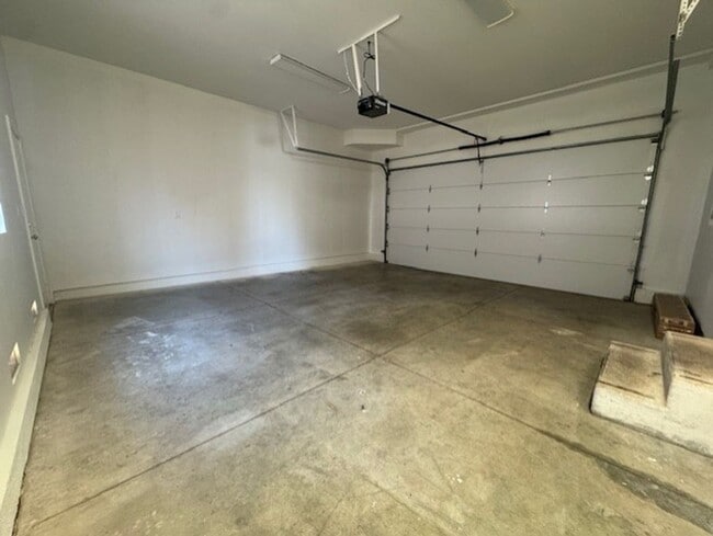 Building Photo - Newly Remodeled and Spacious 4 Bedroom Tow...