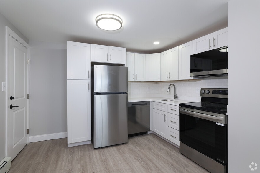 2BR, 1BA - 676SF - Kitchen - Manchester Gardens