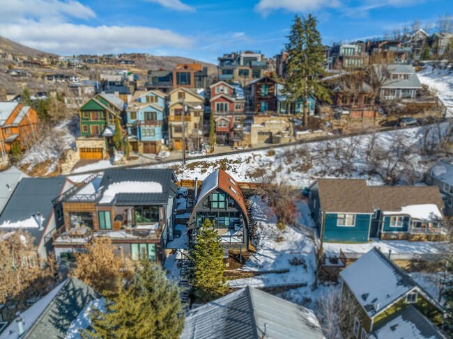 Building Photo - Charming A Frame Chalet in Old Town