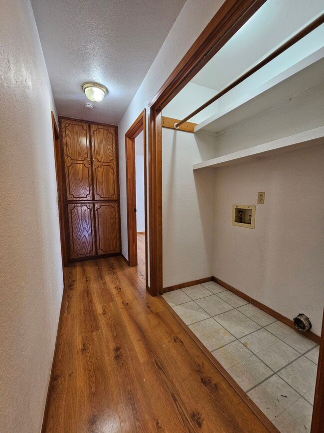 Building Photo - (3) Bed/(2) Bath in West Norman Available NOW! Sm Dog Negotiable.
