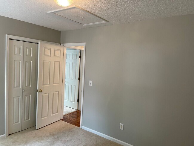 Building Photo - 3 bedroom/2 bathroom home with one-car gar...