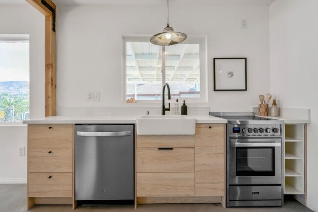 Building Photo - Modern 3-Bedroom Desert Bungalow with Stunning Views – Unfurnished - Price reflects MOVE IN SPECI...