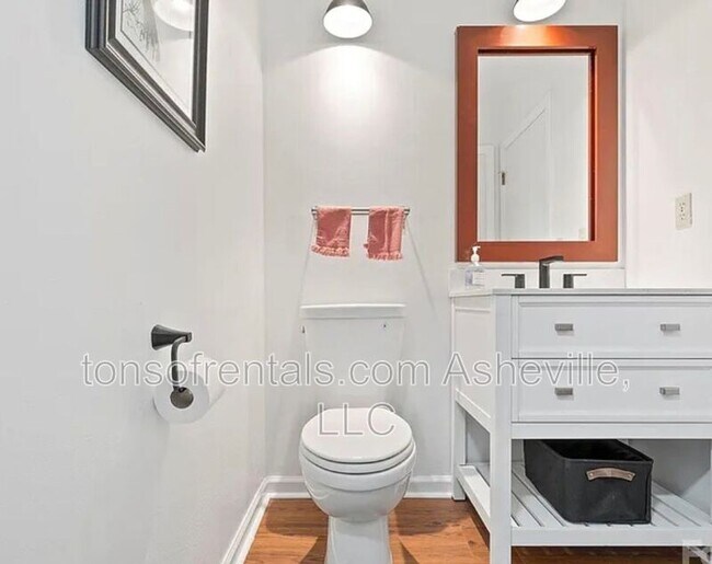 Building Photo - 581 Courtwood Ln