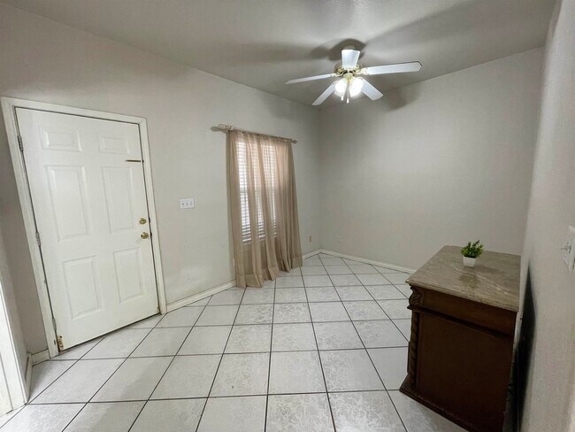 Building Photo - 1000 Ranchway Dr