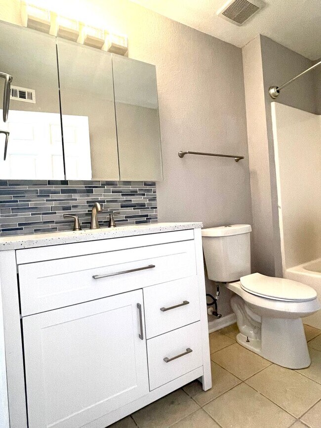 Building Photo - Newly Upgraded and Spacious 2B/2B Unfurnis...