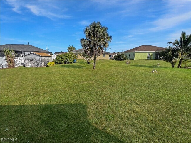 Building Photo - 906 Alfreda Ave