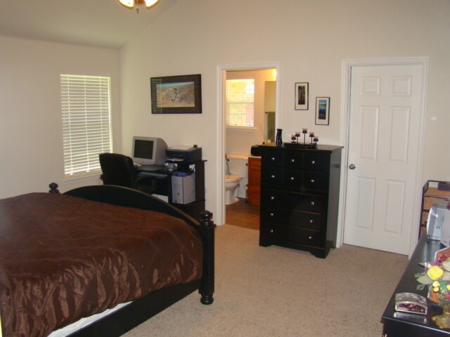 Building Photo - 4 Bedrooms - Moore Schools - Open Plan
