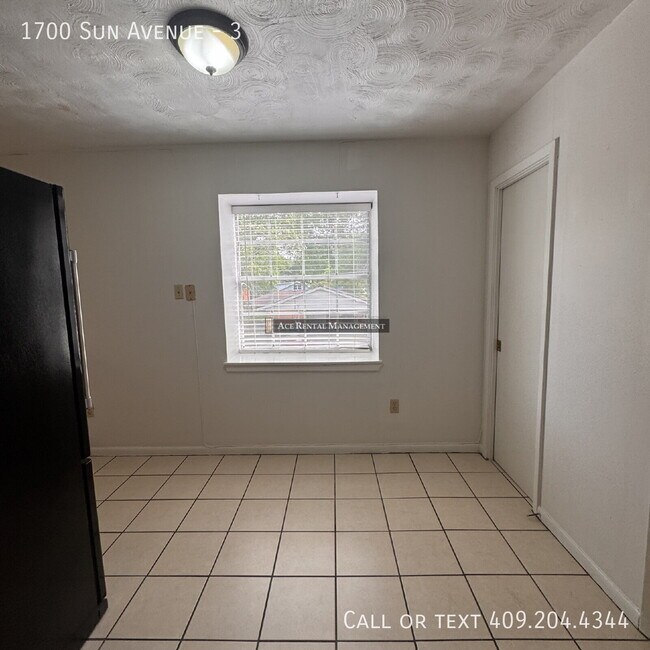 Building Photo - 1700 Sun Ave