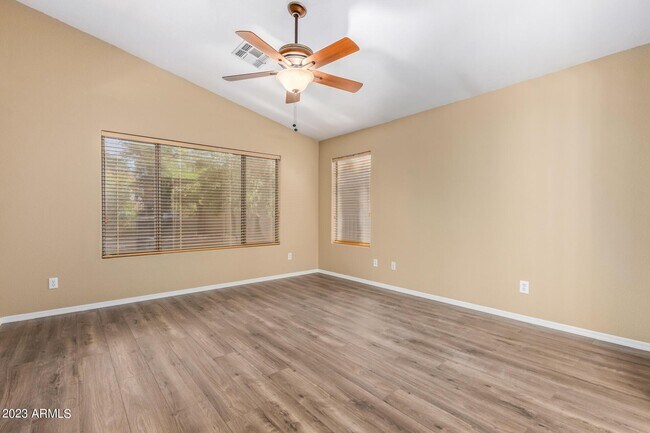 Building Photo - 295 W Goldfinch Way