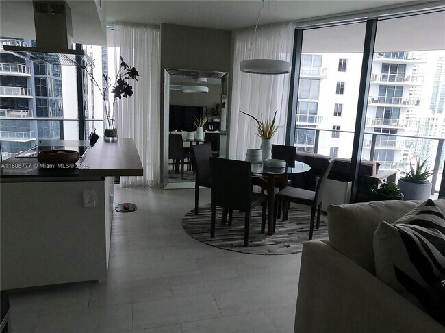 Building Photo - 1000 Brickell Plz