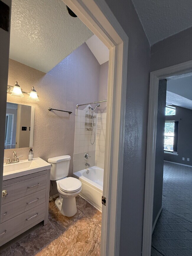 Building Photo - 15327 Woodhill Ct