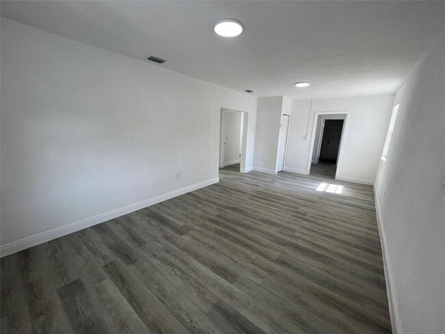 Primary Photo - 5615 SW 40th St