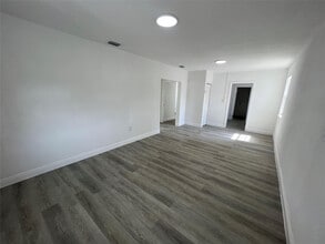 Building Photo - 5615 SW 40th St